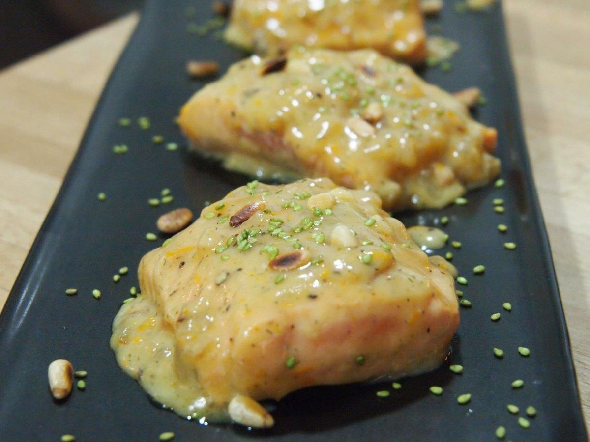 Salmón a la naranja servido