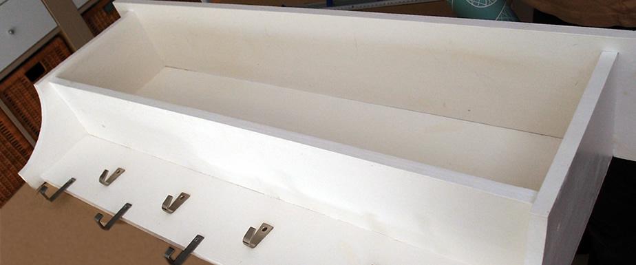 mueble perchero con papel pintado