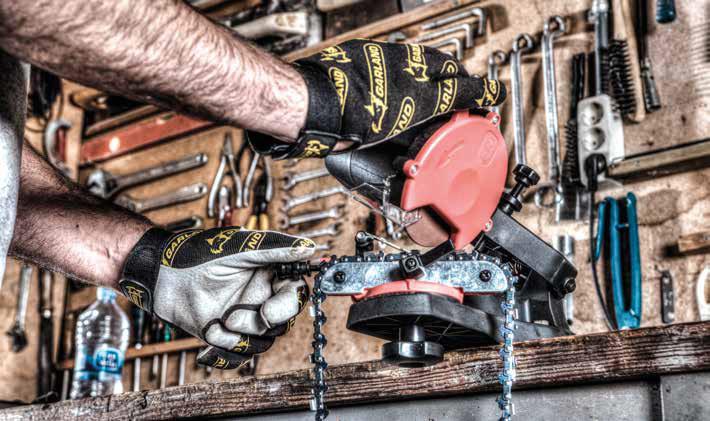 Una de las formas de mantener una motosierra, en ocasiones es necesario cambiar la cadena de la motosierra para lo cual se deben seguir varios pasos.