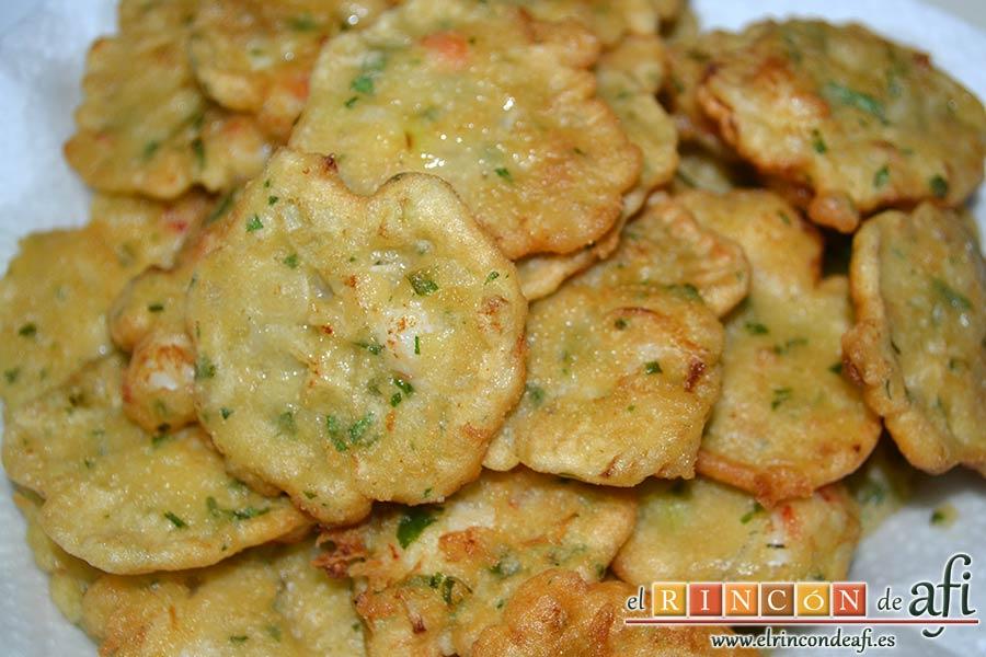 Tortillitas de gambones, poner sobre papel de cocina para absorber el exceso de aceite