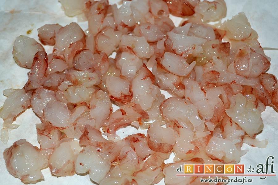 Tortillitas de gambones, cortar los gambones en trozos de bocado