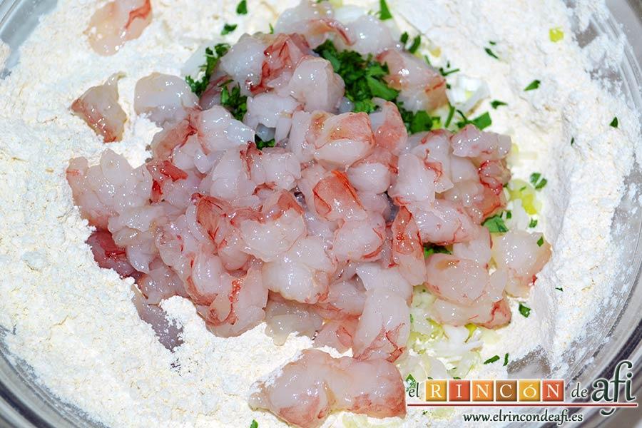 Tortillitas de gambones, añadir los gambones troceados