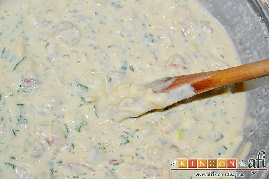 Tortillitas de gambones, añadir los gambones y el agua fría poco a poco, hasta conseguir una textura ligeramente espesa