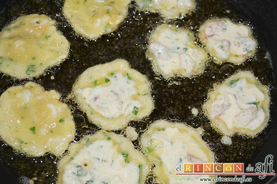 Tortillitas de gambones, ir friendo porciones en aceite de oliva bien caliente