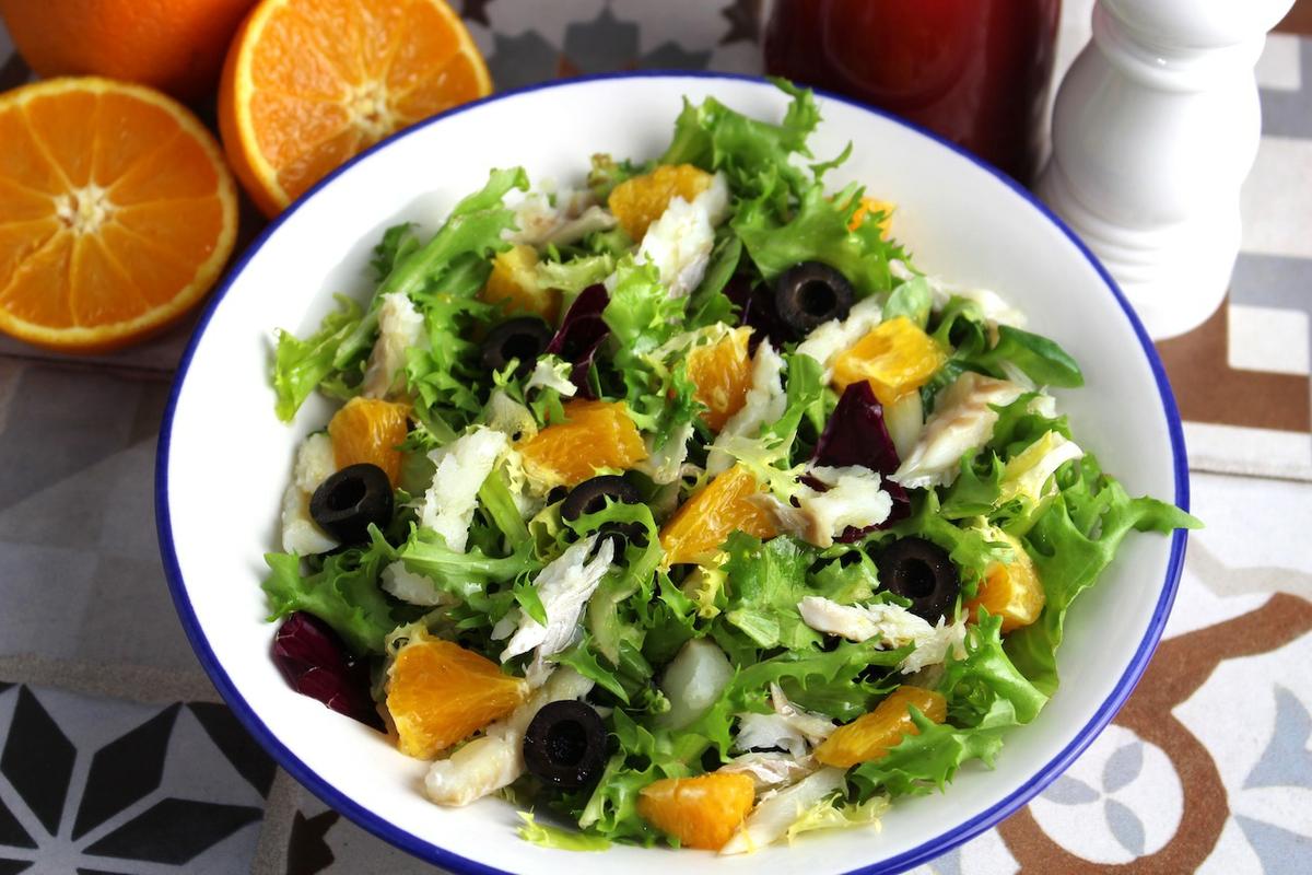 Ensalada con bacalao, naranja y aceitunas negras
