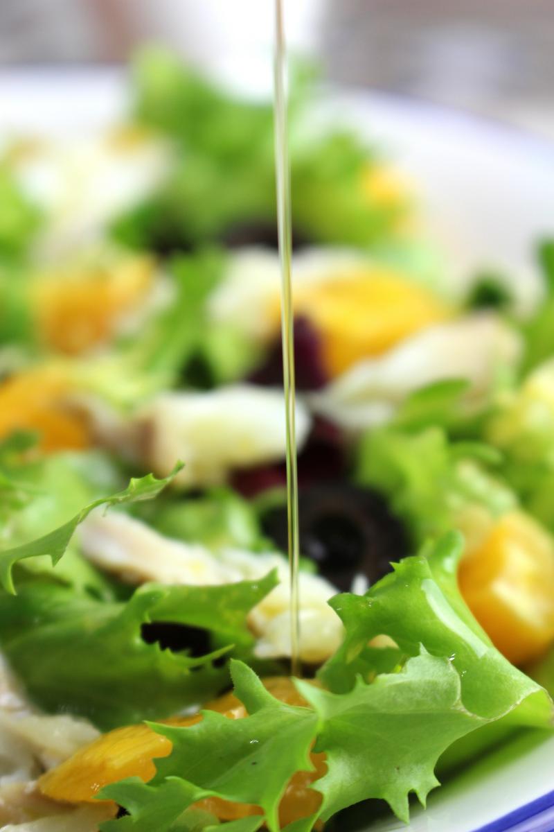 Ensalada con bacalao, naranja y aceitunas negras