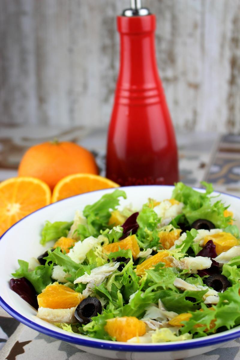 Ensalada con bacalao, naranja y aceitunas negras