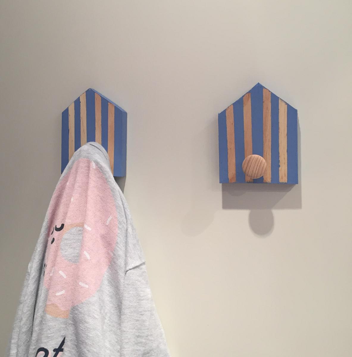 19-diy_perchero_madera_caseta_playa_pegamos_cinta_doble_cara_colgamos