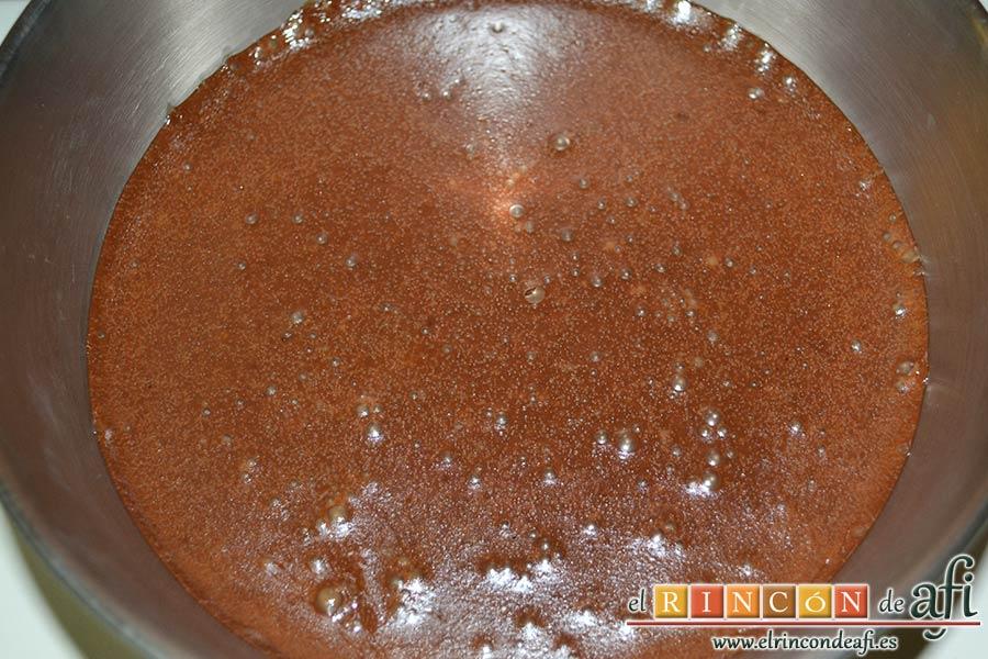 Flan de chocolate, verte en la flanera, dejar que enfríe y meter en la nevera