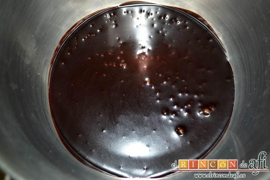 Flan de chocolate, poner en el fondo de la flanera sirope de chocolate