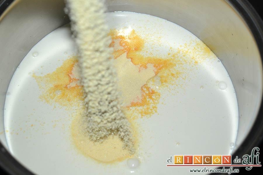 Flan de chocolate, poner a calentar la nata (crema de leche) y añadir los sobres de preparación de flan