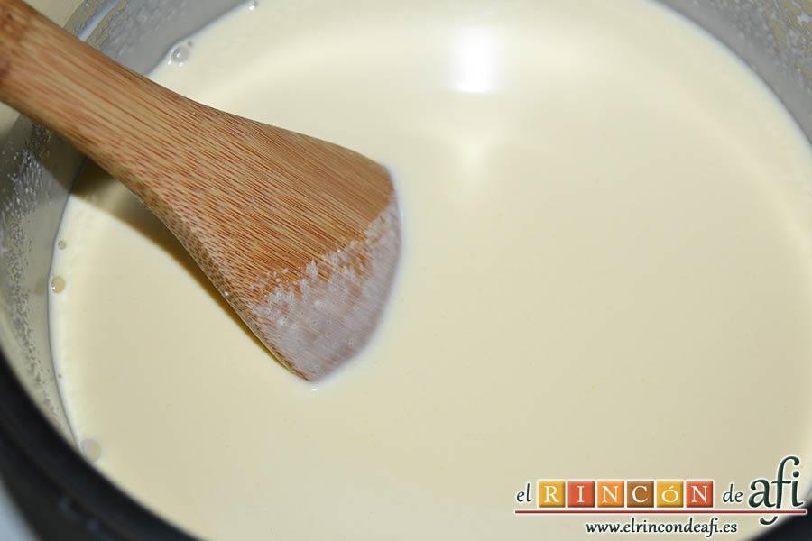 Flan de chocolate, mover todo el tiempo para que no se queme