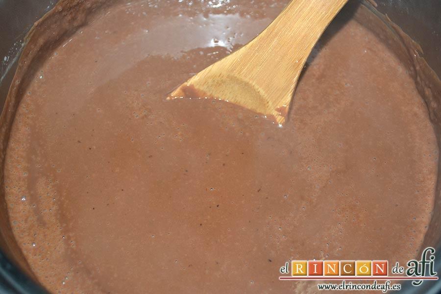 Flan de chocolate, remover bien un poco más con cuchara de madera