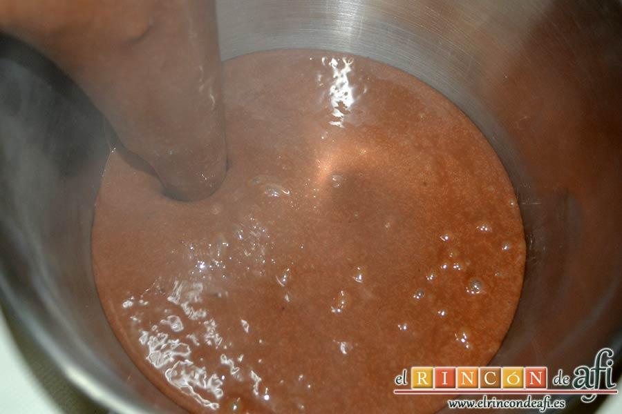 Flan de chocolate, hervir unos dos minutos y retirar del fuego