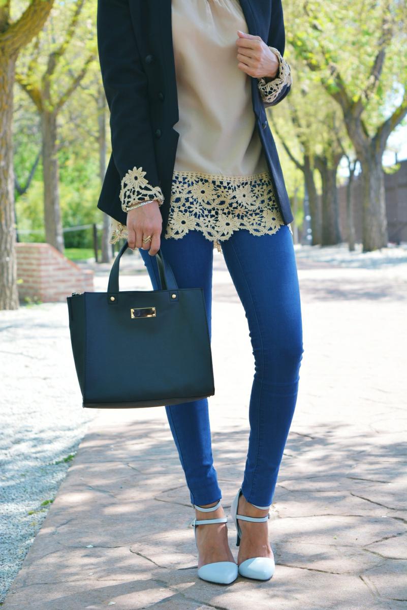 Bolso negro y zapatos azules