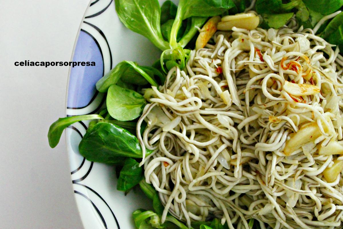 canónigos-con-angulas sucedáneas-cerca