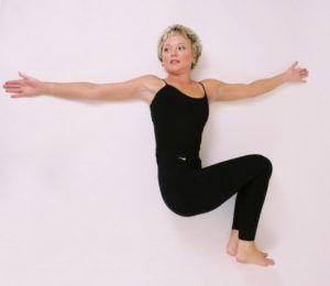 Jathara Parivartanasana se adapta para que todos podamos practicarla