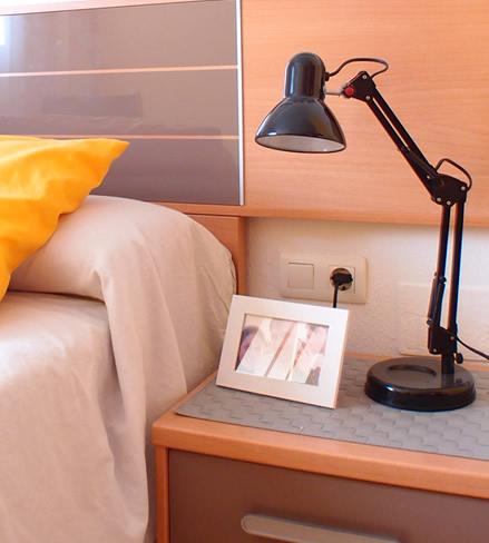 dormitorio con flexo en mesita de noche