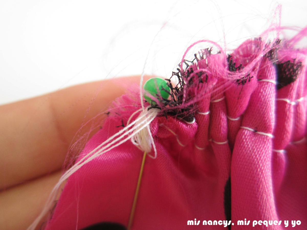 mis nancys, mis peques y yo, Tutorial falda fruncida con tul para Nancy y niñas, enrollar hilo alrededor aguja para fijar el frunce