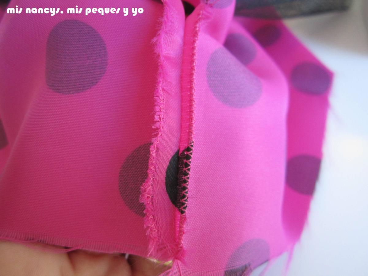 mis nancys, mis peques y yo, Tutorial falda fruncida con tul para Nancy y niñas, abrir costura y pasar un zig-zag
