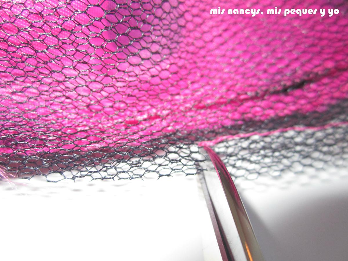 mis nancys, mis peques y yo, Tutorial falda fruncida con tul para Nancy y niñas, dar pequeño corte en costura lateral