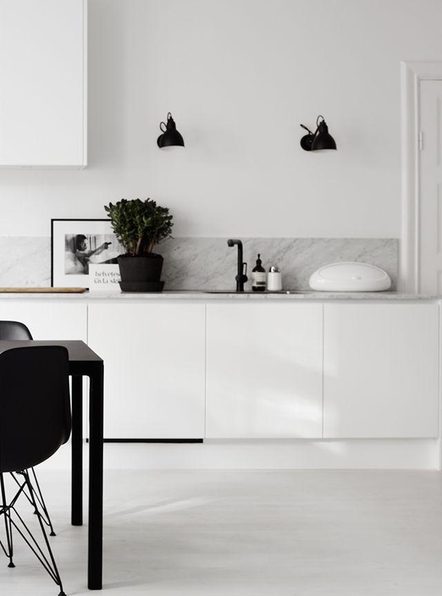 Errores al decorar una cocina mármol blanco