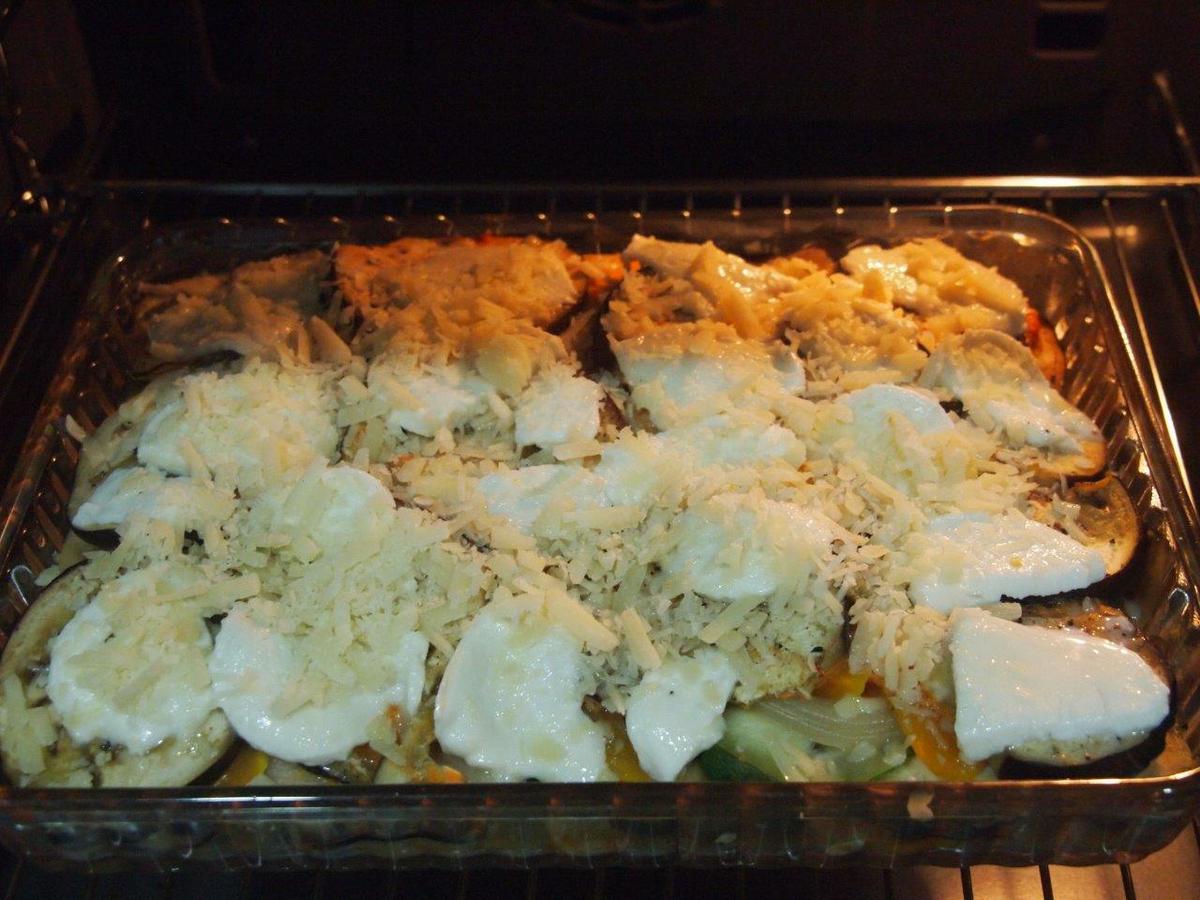 Verduras con mozzarella y parmesano horneandose