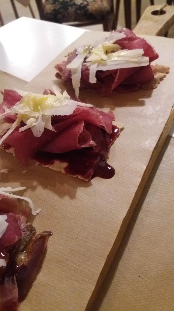 Mini cocas crujientes con frutos del bosque y cecina de Monbuey