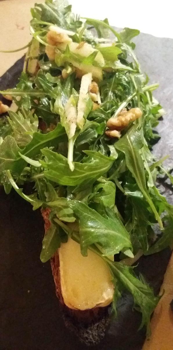 Tosta de queso brie con manzana, rúcula, nueces y aceite de trufa blanca