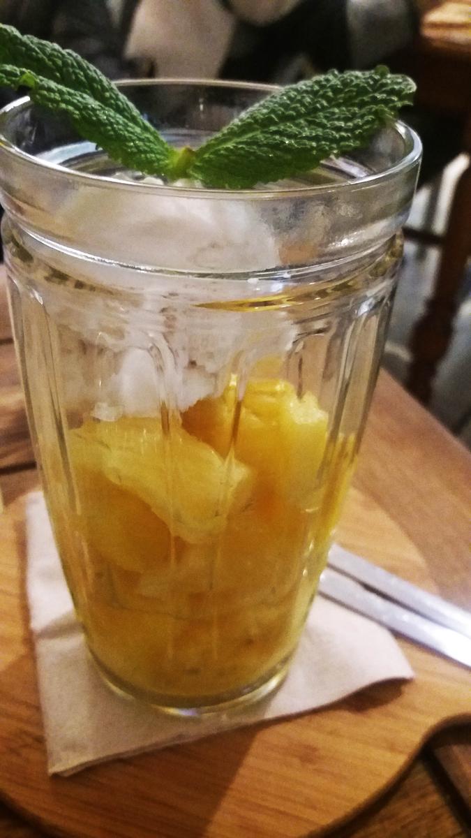 Piña roti con helado de coco