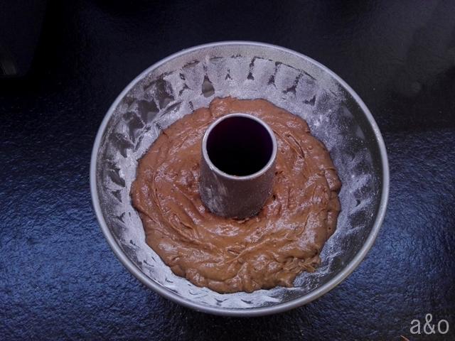 Cubrimos el molde con mantequilla y harina.