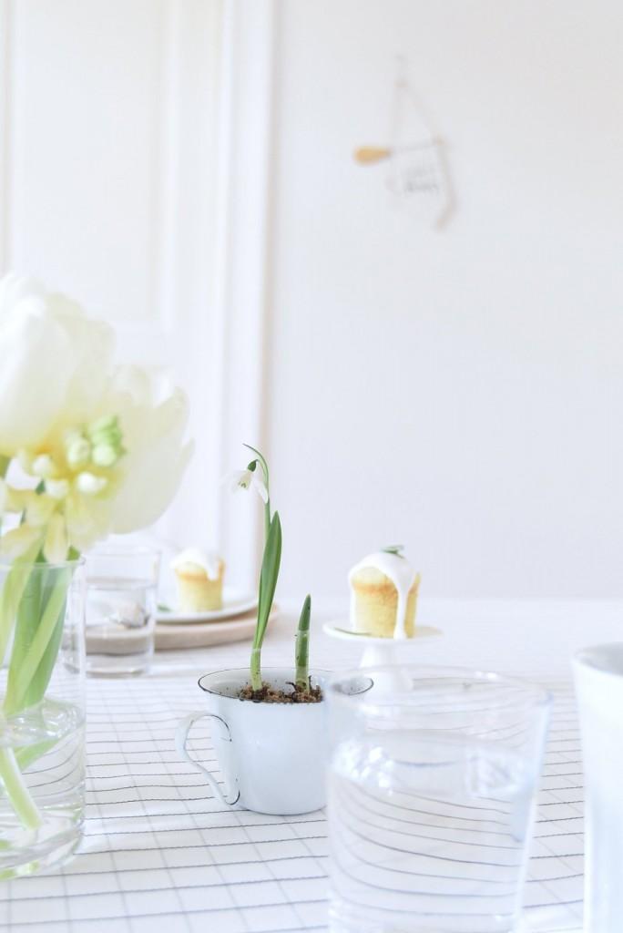 mesa primaveral con inspiración nórdica y bulbos