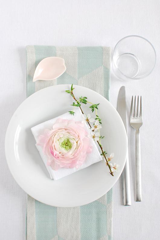 Decorar una mesa primaveral con inspiración nórdica peonía