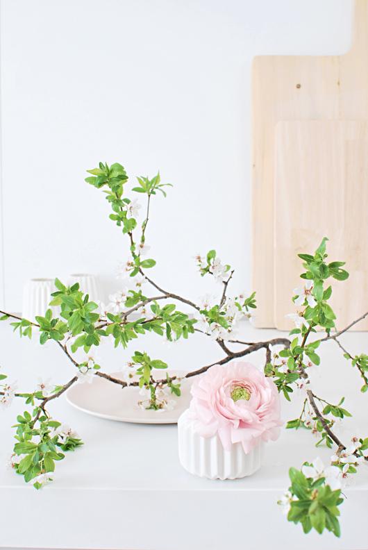 Mesa primaveral con inspiración nórdica y ramas