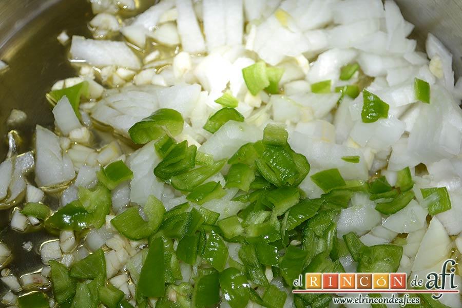 Guiso de nabos con verduras y garbanzos, en una olla exprés con aceite de oliva poner la cebolla, el pimiento verde y los ajos, todo troceado