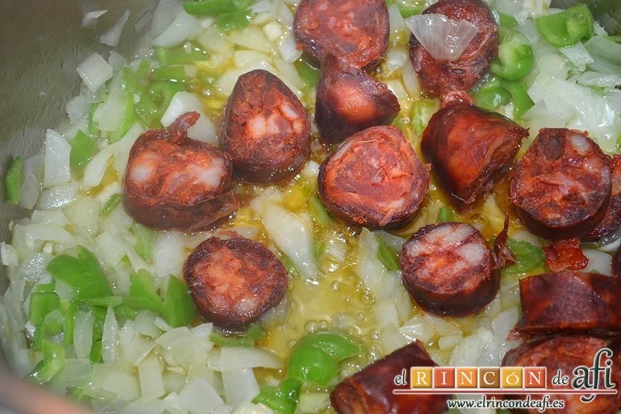 Guiso de nabos con verduras y garbanzos, cuando la cebolla esté pochada añadir los chorizos troceados