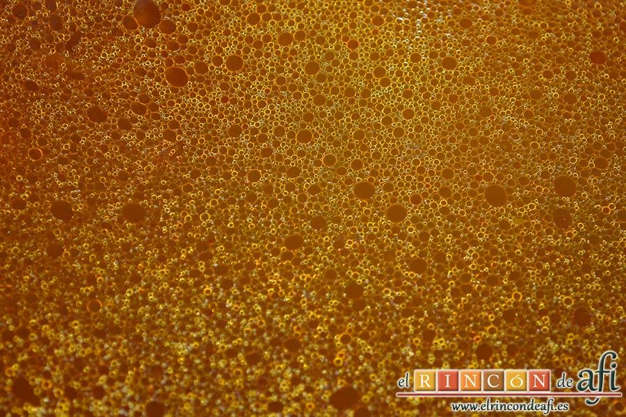 Guiso de nabos con verduras y garbanzos, añadir el caldo de pollo