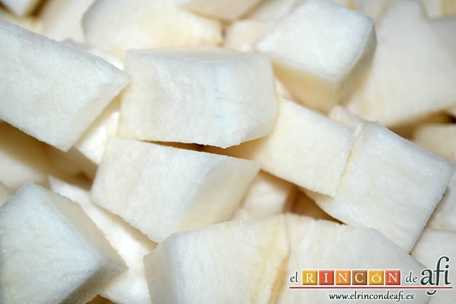 Guiso de nabos con verduras y garbanzos, pelar y cortar los nabos