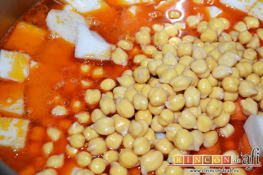 Guiso de nabos con verduras y garbanzos, añadir a la olla los nabos, los garbanzos y las zanahorias peladas y troceadas