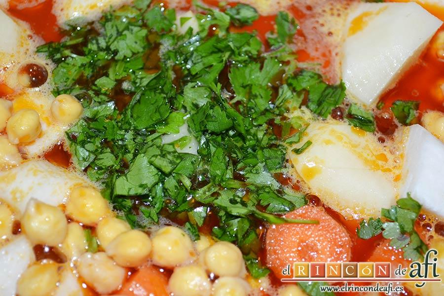 Guiso de nabos con verduras y garbanzos, pelar y trocear las papas, añadirlas junto con el cilantro picado