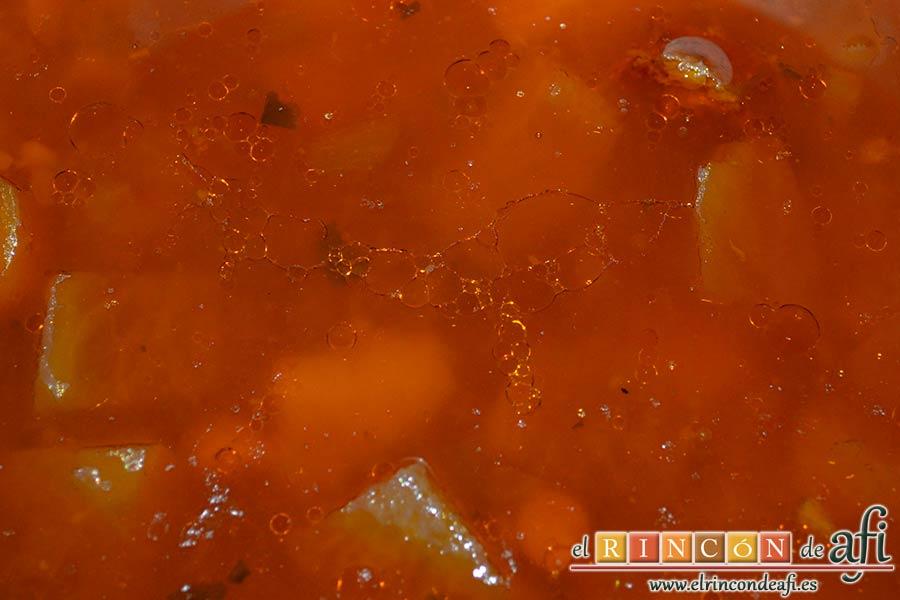 Guiso de nabos con verduras y garbanzos, dejar que se cocine y comprobar que está todo bien hecho