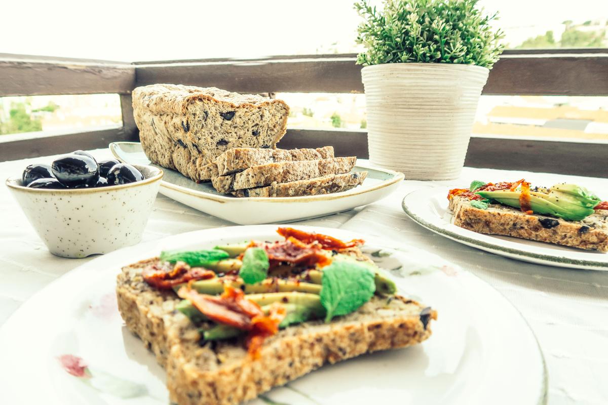 Pan sin gluten con aceitunas negras