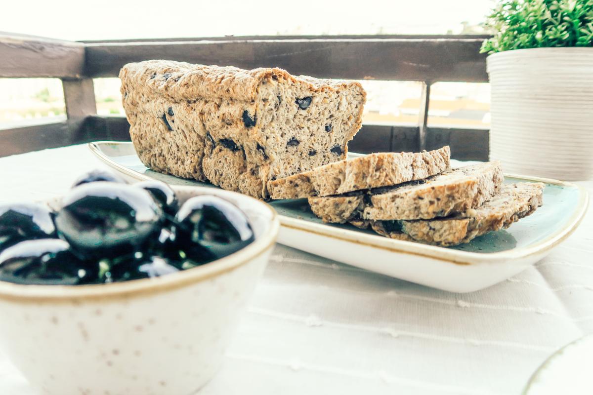 Pan sin gluten con aceitunas negras