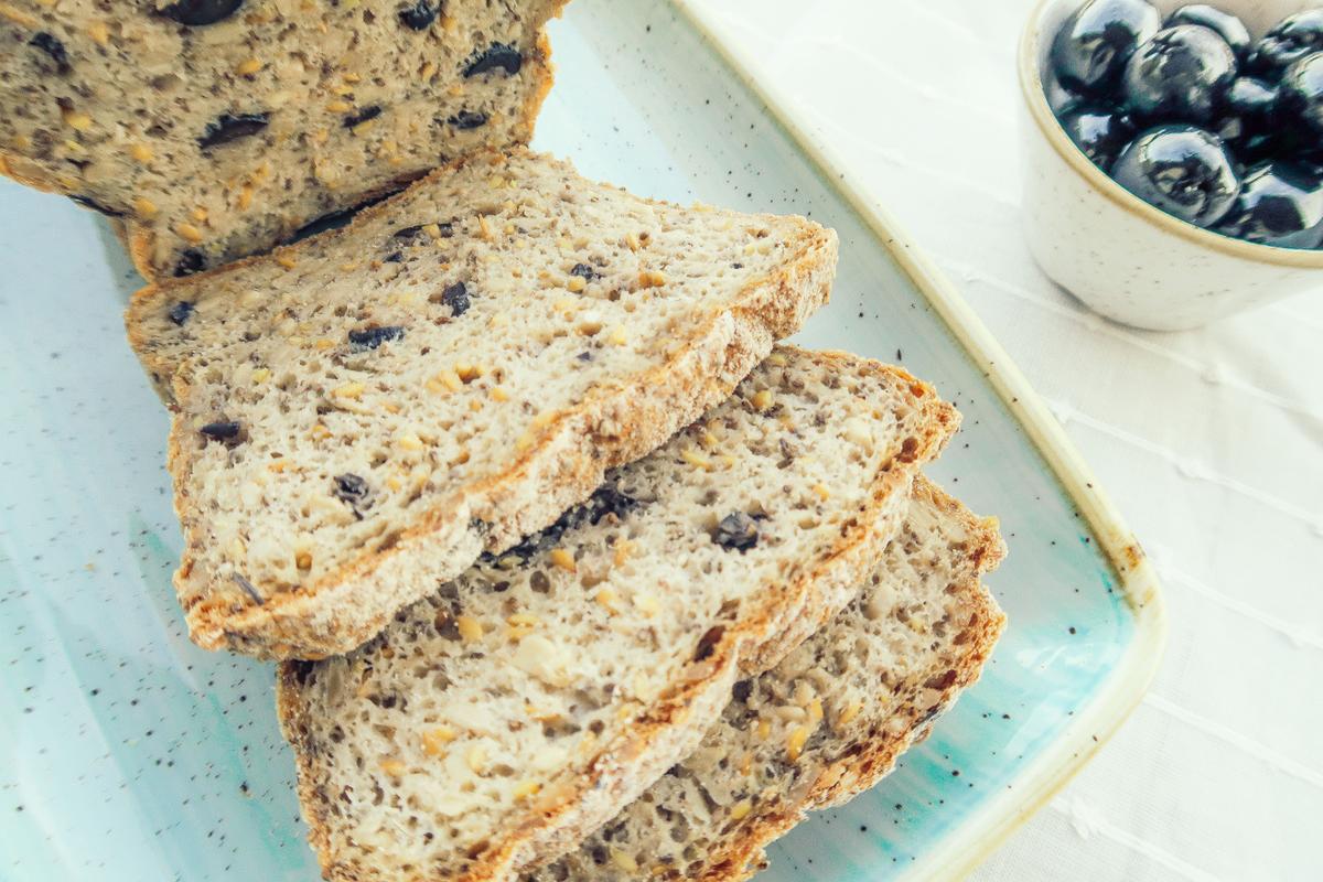 Pan sin gluten con aceitunas negras