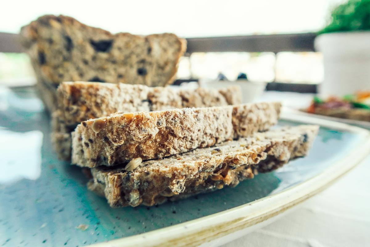 Pan sin gluten con aceitunas negras