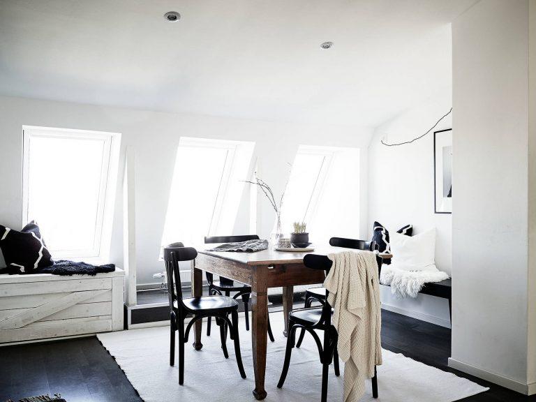 suelos oscuros y alfombra blanca 