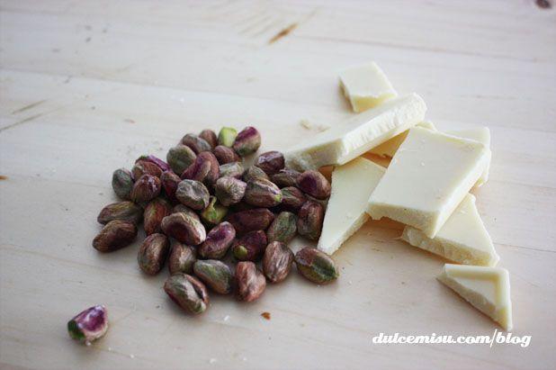 mini-bundt-cake-chocolate-blanco-y-pistachos-2-copia