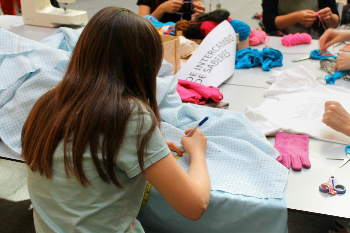 customizar prendas con una sábana taller.jpg
