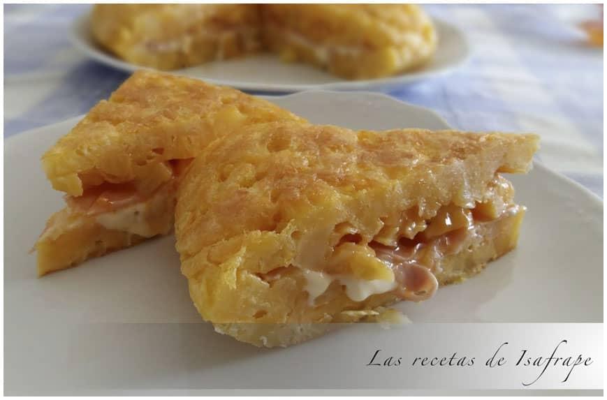 Tortilla de patatas rellena de jamón y queso