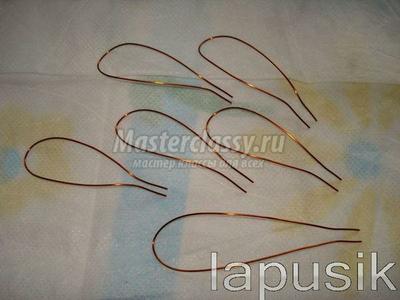 Flores de hilos y alambre en técnica